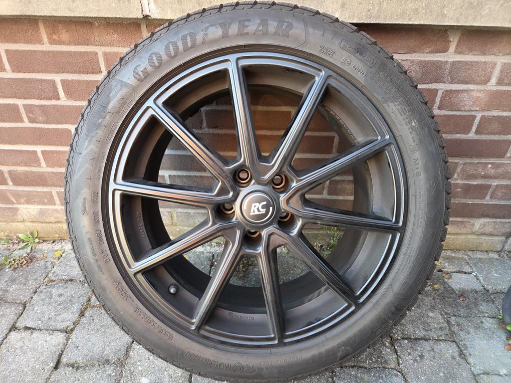 Winterbanden op velg BMW 530i touring Goodyear ultragrip 8, Ophalen, 18 inch, Banden en Velgen, Winterbanden