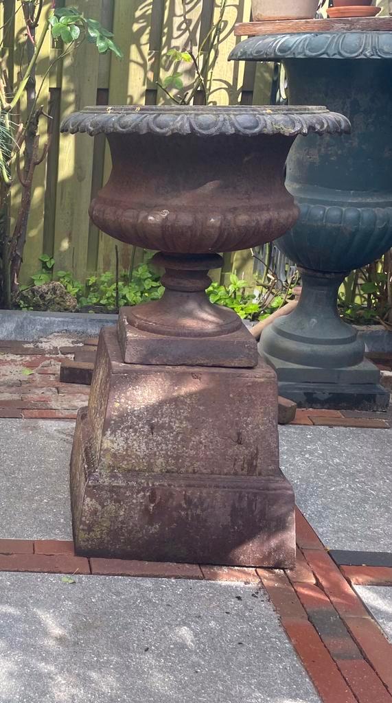 Gietijzeren tuinvaas bloempot op console sokkel, Tuin en Terras, Tuinvazen, Zo goed als nieuw, Ophalen