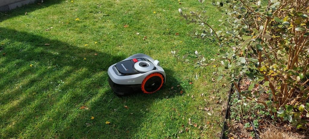 Segway Navimow i105 robotmaaier met garage, Tuin en Terras, Robotmaaiers, Bestuurbaar via app, Ophalen of Verzenden, Zo goed als nieuw