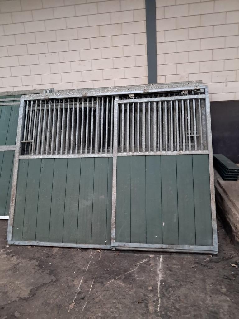 Voorfronten en tussenwanden, Stalling, 4 paarden of pony's of meer
