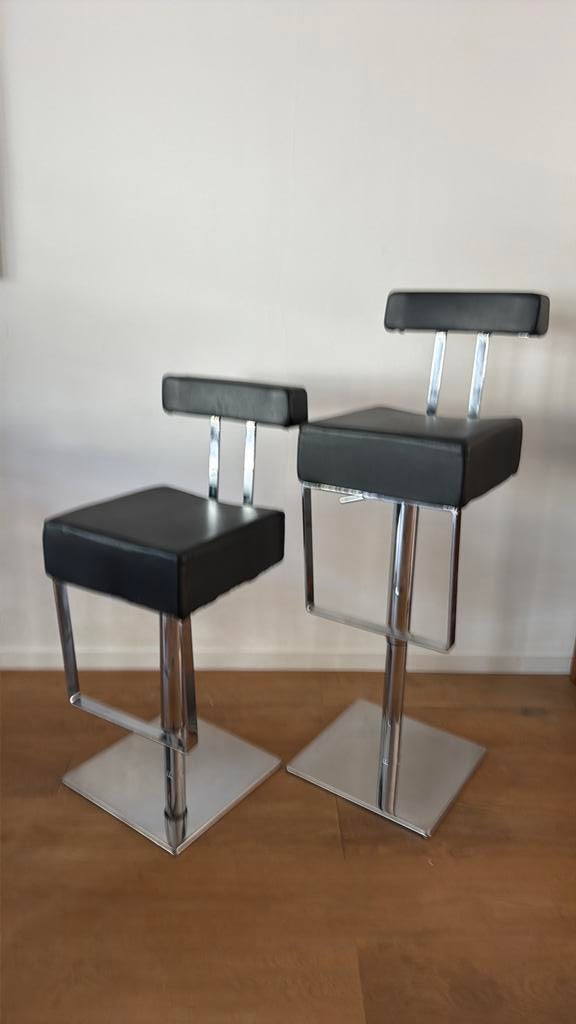 Design barkrukken zwart (ook in wit beschikbaar), Huis en Inrichting, Barkrukken, Zo goed als nieuw, 90 cm of meer, Leer, Metaal