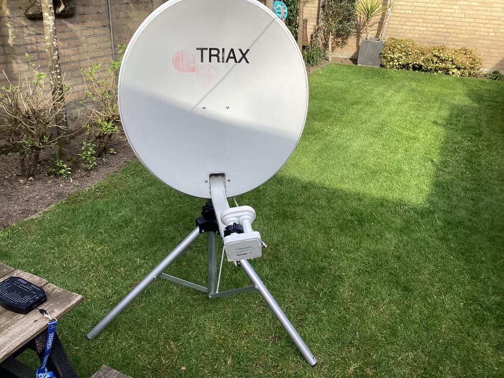 Schotelantenne met statief schwaiger satelietzoeker  cd, Ophalen of Verzenden, Zo goed als nieuw, Overige merken