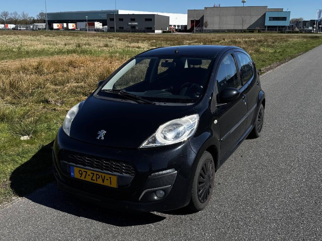 Peugeot 107 1.0 12V 5DR 2013 Zwart, Auto's, Peugeot, Voorwielaandrijving, Zwart, 4 stoelen, Origineel Nederlands