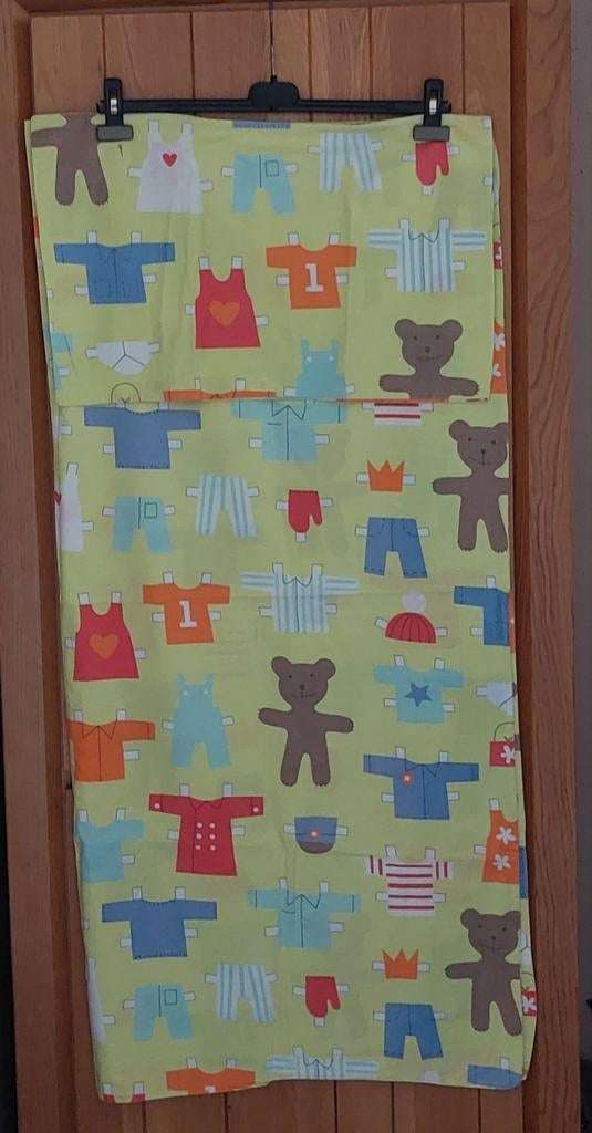 Groene dekbedovertrek met beren en kleding, Ophalen, Overige kleuren, Jongetje of Meisje, Dekbedovertrek