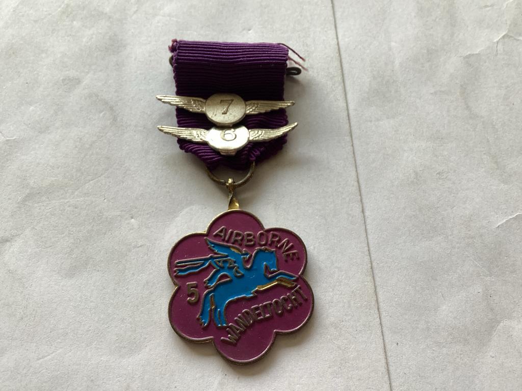 Airborne 5e Wandeltocht Medaille met 7 & 6 Jaar Speldjes, Ophalen of Verzenden, Overige materialen, Nederland