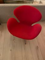 Rode fauteuil in de stijl van swan chair, Huis en Inrichting, Fauteuils, Ophalen, Gebruikt, 75 tot 100 cm, 50 tot 75 cm