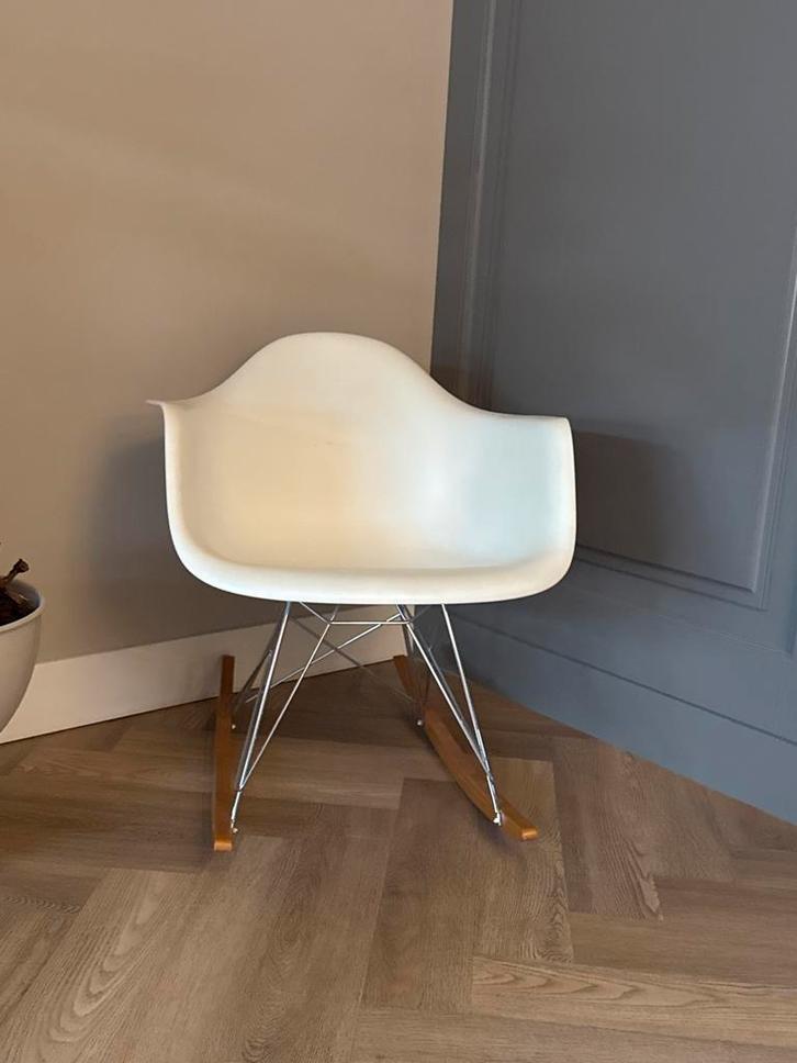 Witte Schommelstoel - Design Klassieker vitra, Huis en Inrichting, Stoelen, Zo goed als nieuw, Eén, Kunststof, Wit, Ophalen