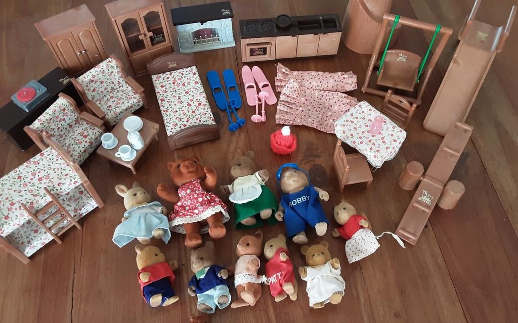 Sylvanian dierfiguren met miniatuurmeubeltjes en speeltuin, Ophalen of Verzenden, Gebruikt, Poppenhuispop