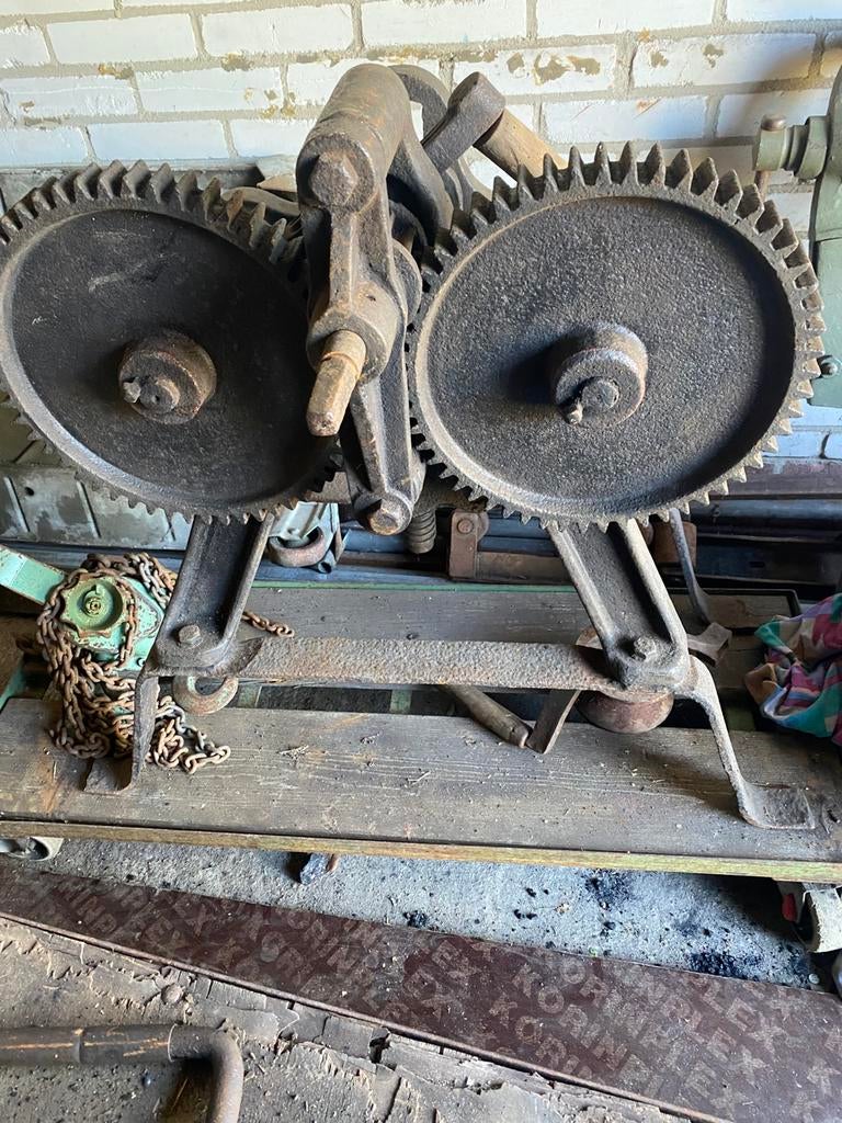 Aambeeld smeden hoepelbuiger, Ophalen