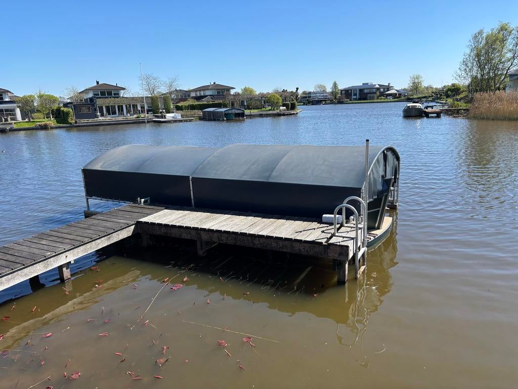 Drijvend boothuis met overkapping, Watersport en Boten, Herfst, Buiten