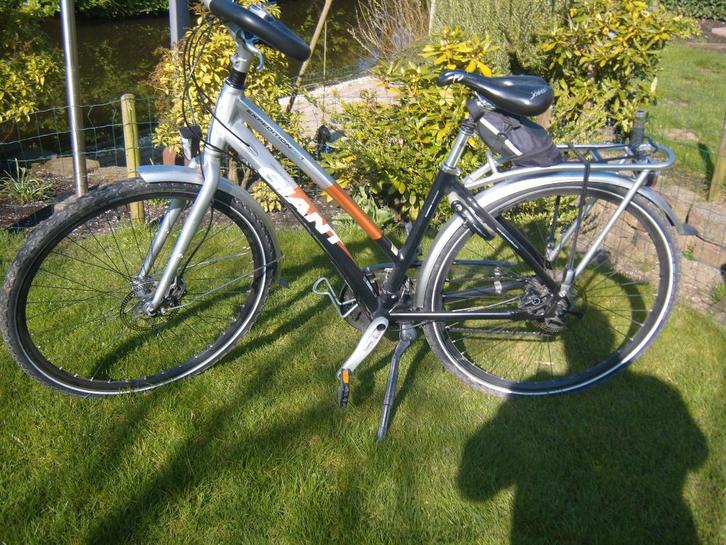 Dames hybride fiets Giant, Fietsen en Brommers, Fietsen | Dames | Damesfietsen, Gebruikt, Giant, Versnellingen, 47 tot 50 cm, Ophalen