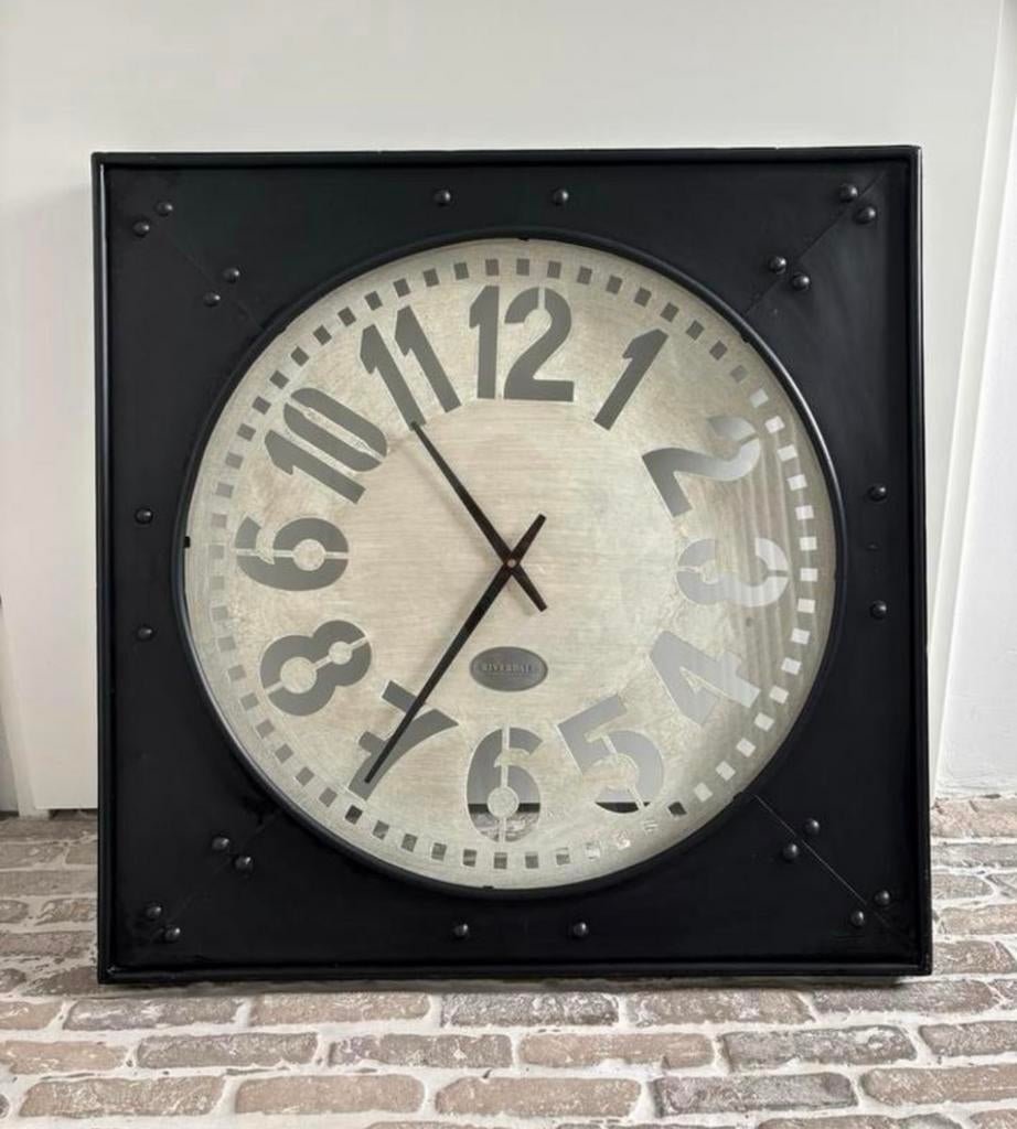 Riverdale Industriële Wandklok - Metaal en Glas, Huis en Inrichting, Woonaccessoires | Klokken, Ophalen, Gebruikt, Analoog, Wandklok