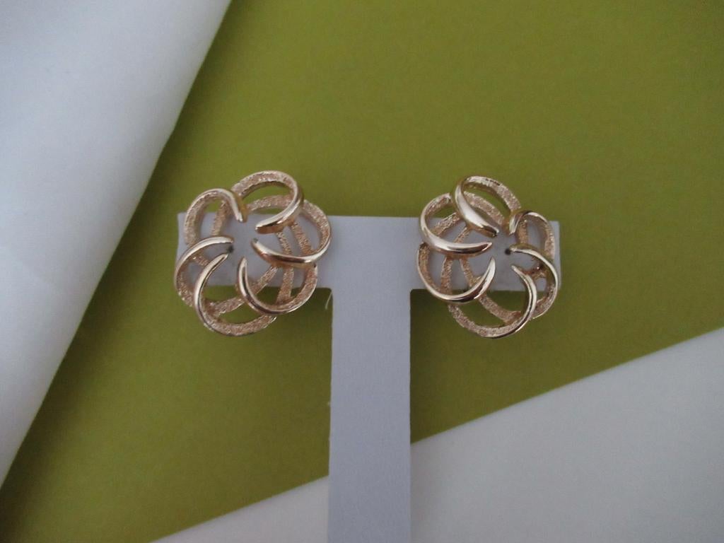 A GERESERVEERD Oorbellen  goudkleurig krul model  Sarah Co, Verzenden, Zo goed als nieuw, Goud, Overige materialen