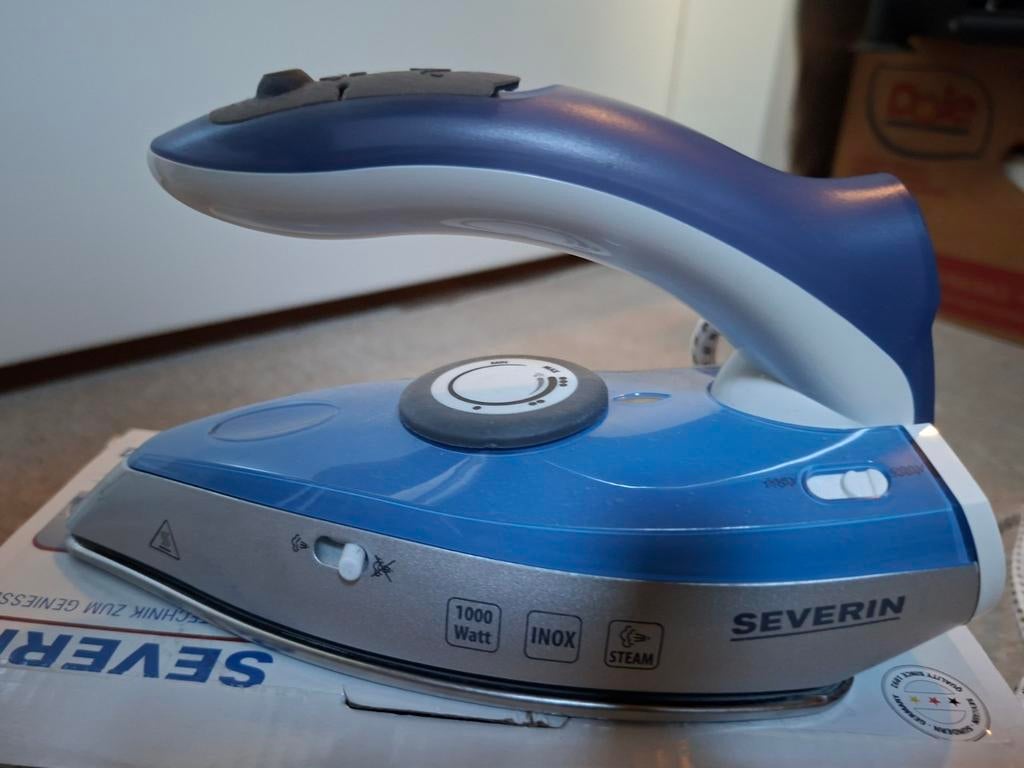 Severin Reisstrijkijzer - 1000W, Ophalen of Verzenden, Zo goed als nieuw, Strijkijzer met snoer