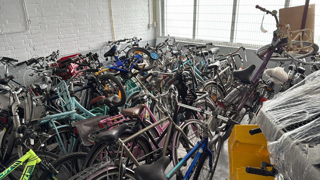 Partij fietsen loop sloop onderdelen export partijhandel, Ophalen, Zo goed als nieuw