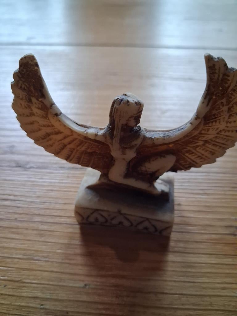 Egyptische godin Isis beeldje - gevleugeld, Ophalen of Verzenden, Zo goed als nieuw, Dier