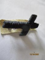 Kruisje Broche van Git antiek, 4 cm. hoog., Ophalen of Verzenden, Overige materialen, Broche
