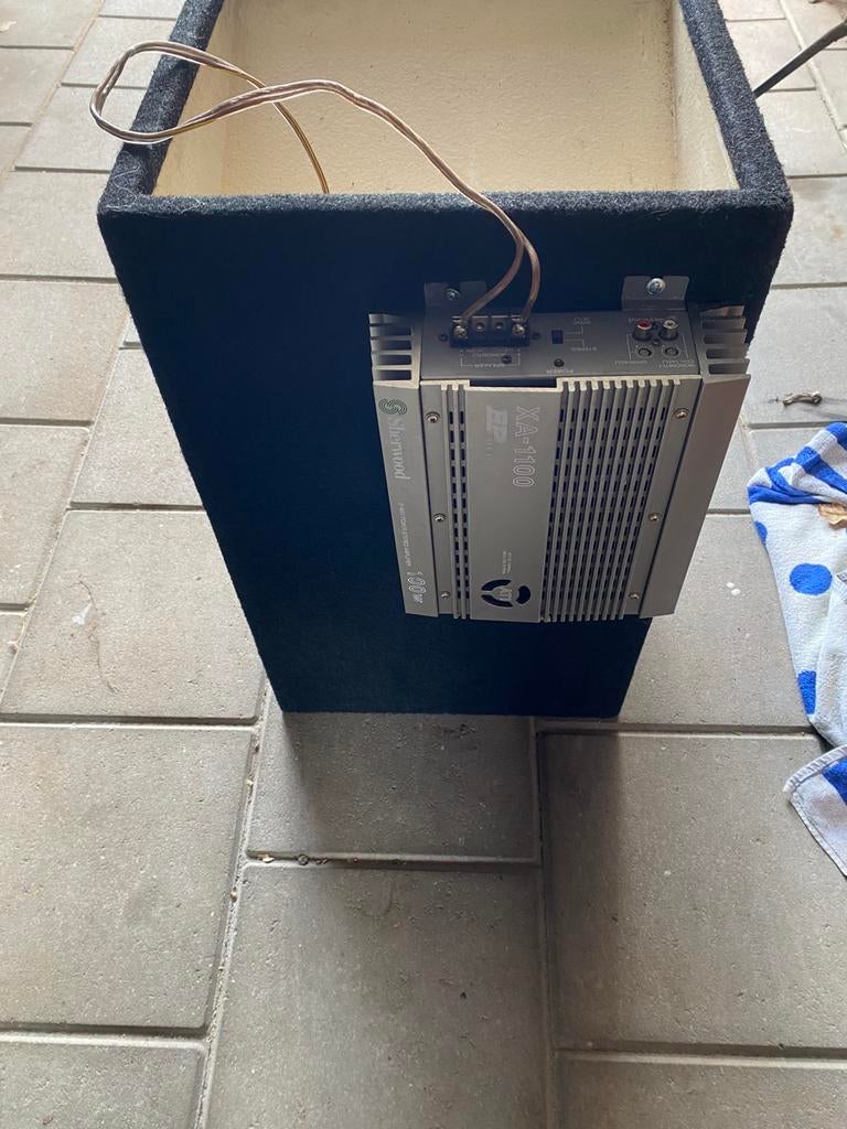 Mooie subwoofer met versterker, Auto diversen, Autospeakers, Ophalen, Zo goed als nieuw