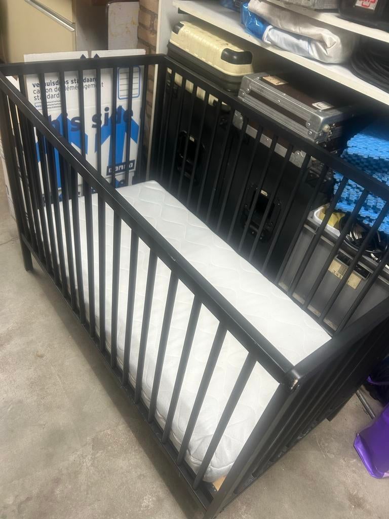 Zwart babybed met matras, Ophalen, Gebruikt, Ledikant