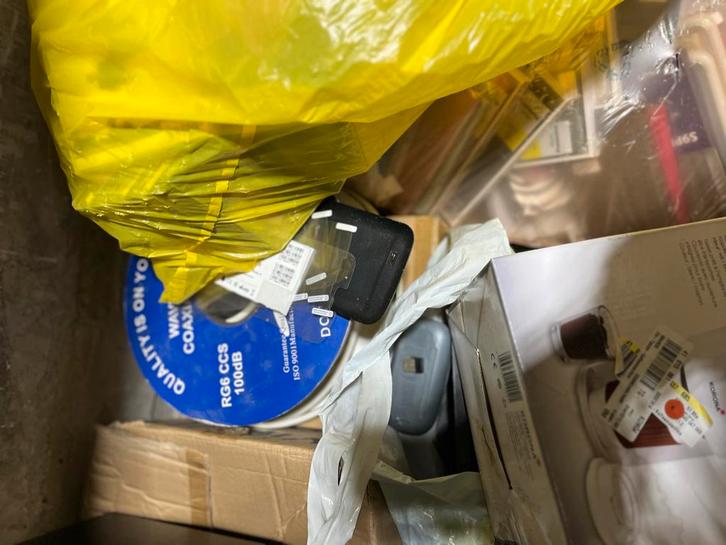 Mix van telefoonhoesjes, lege cd's en iMac met defect scherm, Telecommunicatie, Mobiele telefoons | Hoesjes en Frontjes | Overige merken