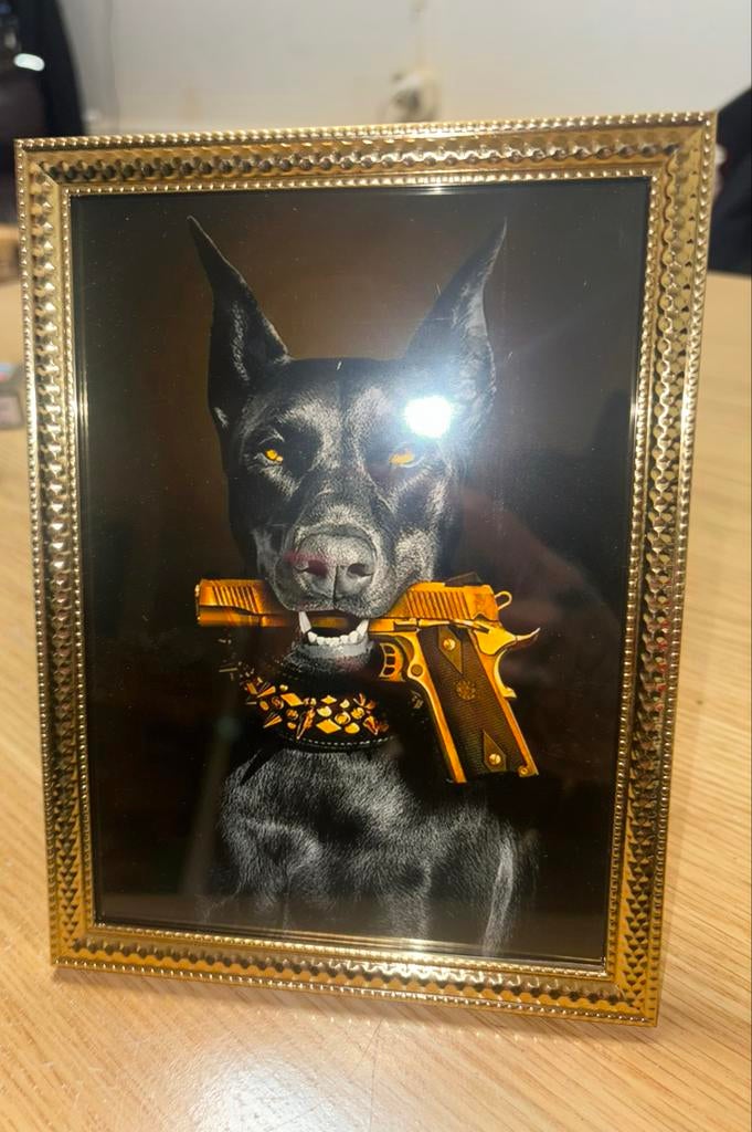 Ingelijste foto: Stoere hond met gouden pistool, Ophalen of Verzenden, Nieuw, Foto of Poster, Minder dan 50 cm