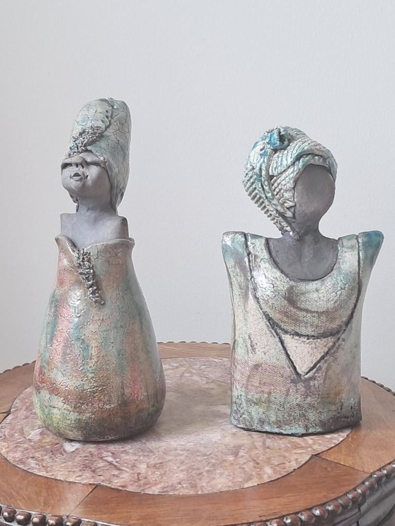 Twee keramiek geglazuurde sculpturen van één vrouw gemerkt, Ophalen of Verzenden