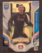 Panini Fifa365 2026   MAGICIAN   GRIMALDO  BAYER LEVERKUSEN, Hobby en Vrije tijd, Stickers en Plaatjes, Verzenden, Zo goed als nieuw