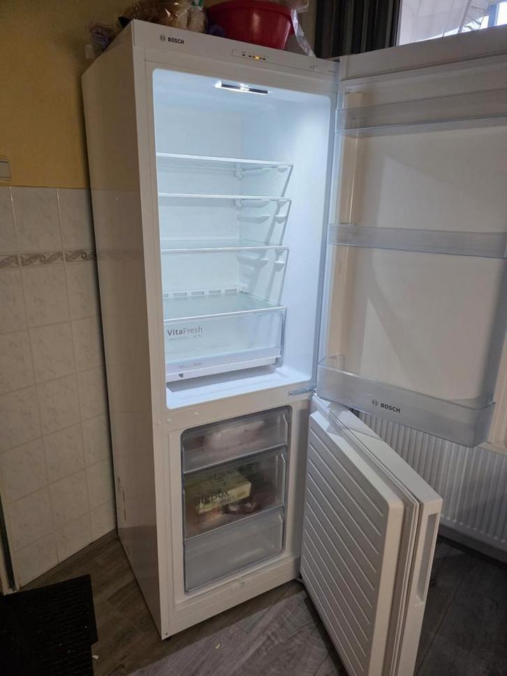 Bosch Koel-vriescombinatie met VitaFresh, Witgoed en Apparatuur, Koelkasten en IJskasten, Gebruikt, Met aparte vriezer, 200 liter of meer