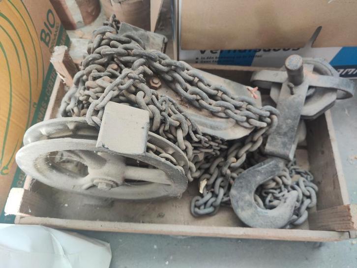 Vintage kettingtakel in zwarte verf uit een Smederij, Doe-het-zelf en Verbouw, Lieren en Takels, Gebruikt, Handmatig, Ophalen