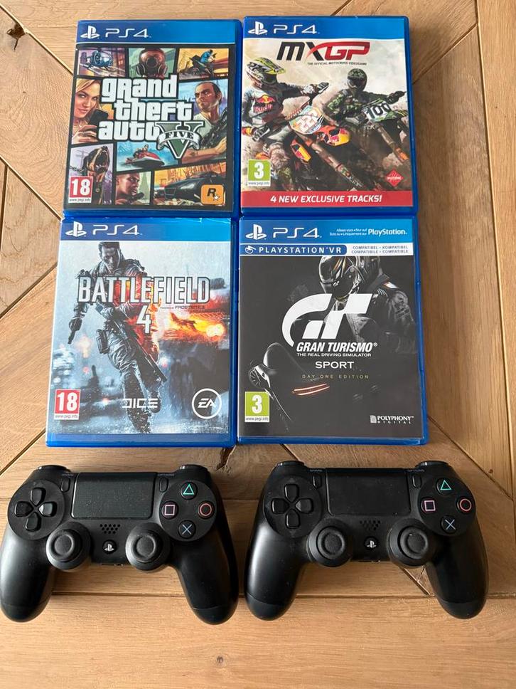 PlayStation 4 met 2 controllers en 4 games, Spelcomputers en Games, Spelcomputers | Sony PlayStation 4, Gebruikt, Original, 500 GB