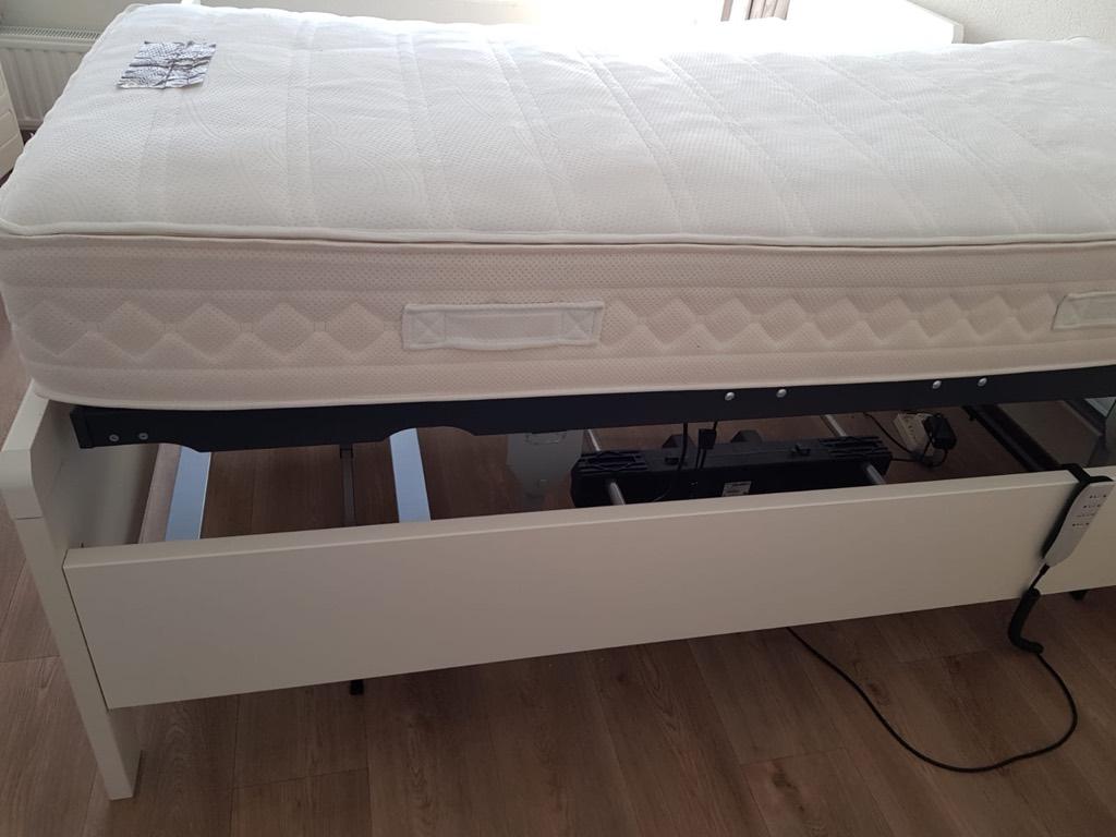 2 seniorenbedden: 1 elektrisch verstelbaar + 1 hoog laag bed, Ophalen, Verstelbaar, 90 cm, Eenpersoons