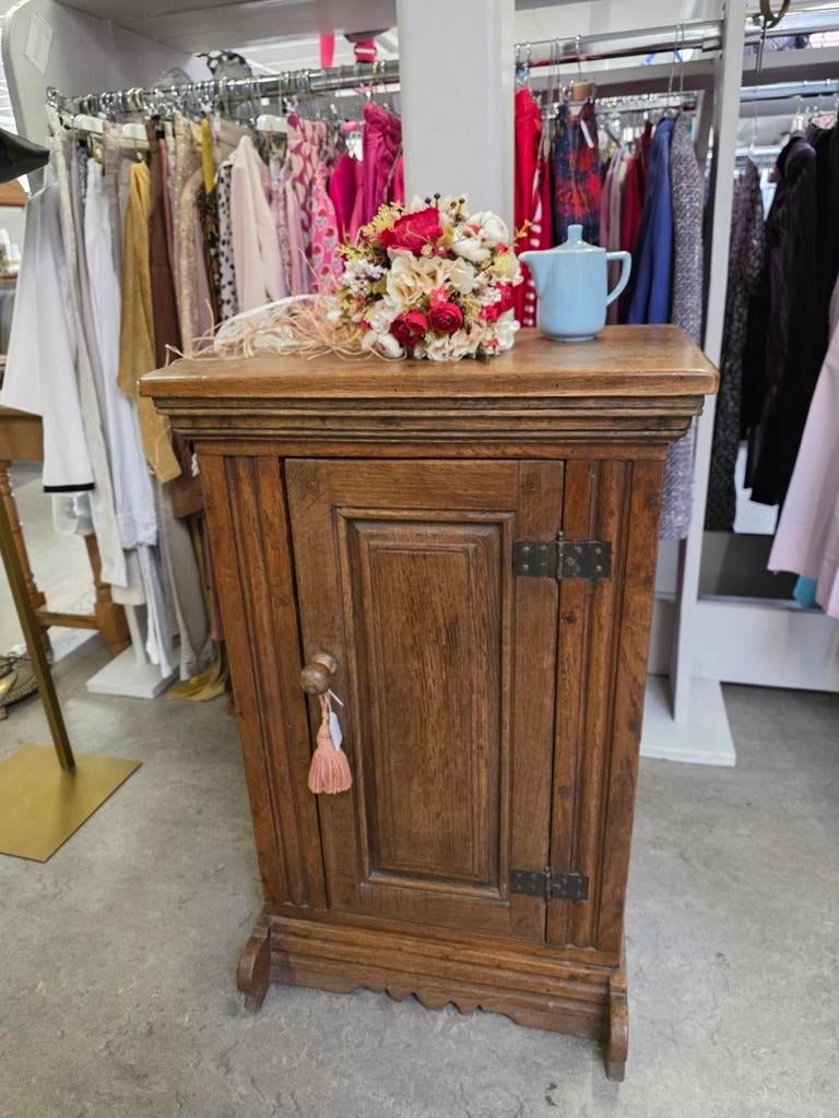 Antieke Eikenhouten spinde kastje - Charmant & Compact, Antiek en Kunst, Antiek | Meubels | Kasten, Ophalen of Verzenden
