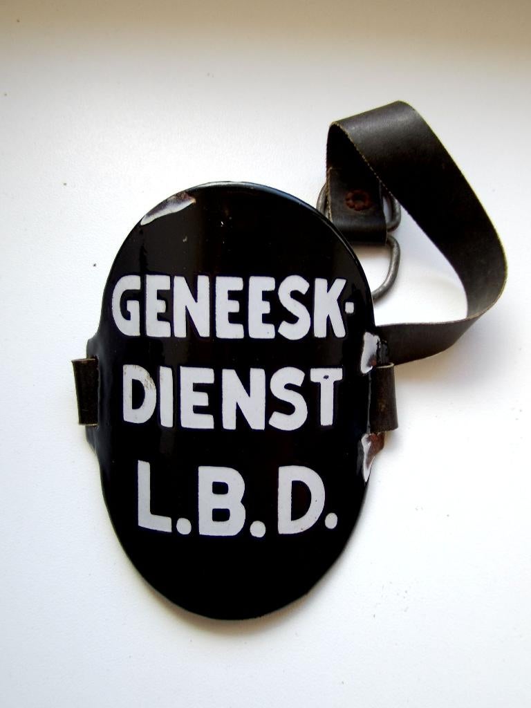 Geëmailleerd mouwschildje Geneeskundige Dienst LBD (2), Verzamelen, Militaria | Tweede Wereldoorlog, Verzenden, Overige soorten