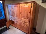 Massief grenen kast met een handig uitschuifbaar bureau., Huis en Inrichting, Kasten | Buffetkasten, Ophalen, Met deur(en), 150 tot 200 cm