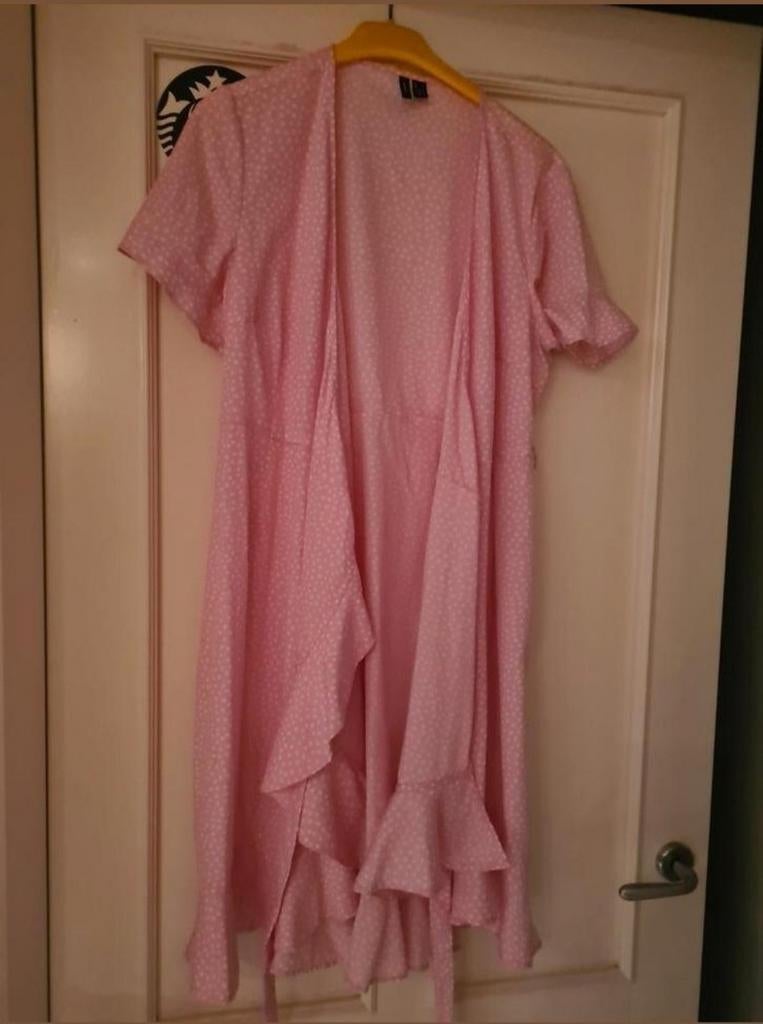 Wikkel jurk roze maat L alleen met gender review aan gehad, Kleding | Dames, Pyjama's, Vero Moda, Ophalen of Verzenden, Zo goed als nieuw