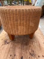 Rotan poef met houten poten, Huis en Inrichting, Banken | Voetenbanken en Poefen, Ophalen, Minder dan 50 cm, Gebruikt, Rond