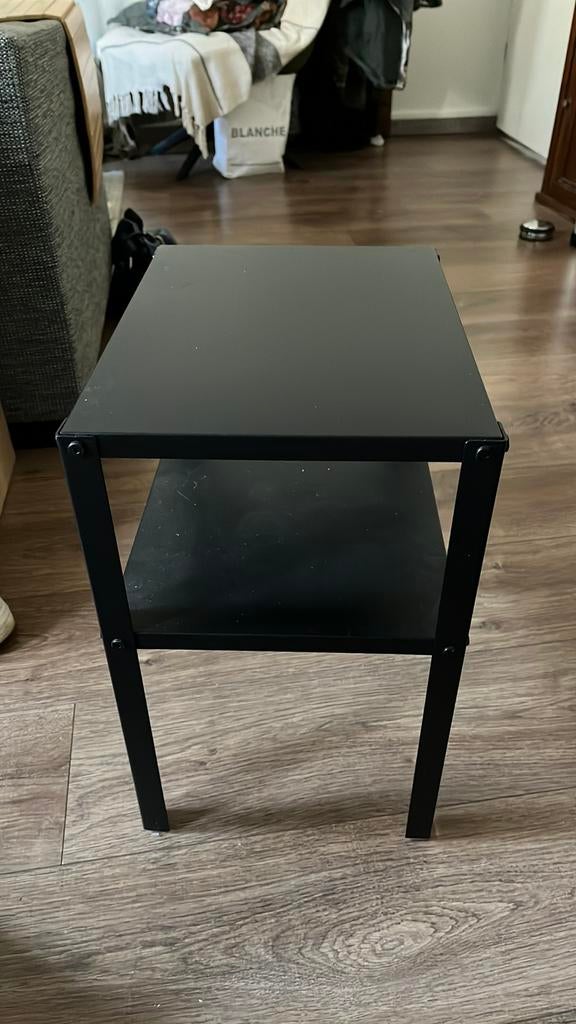 Nachtkastje van metaal (Knarrevik), Huis en Inrichting, Ophalen, Minder dan 45 cm, Metaal of Aluminium, Zo goed als nieuw