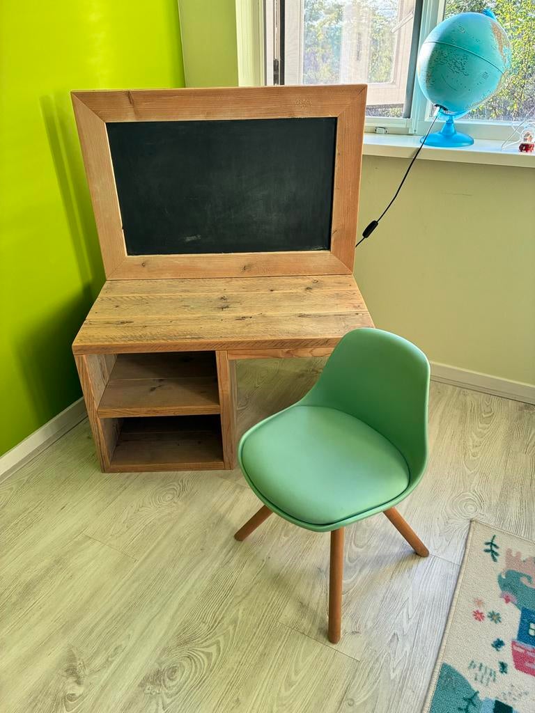 Houten kinderbureau steigerplank met krijtbord en stoel, Huis en Inrichting, Bureaus, Ophalen, Opbergruimte, Gebruikt, Hout