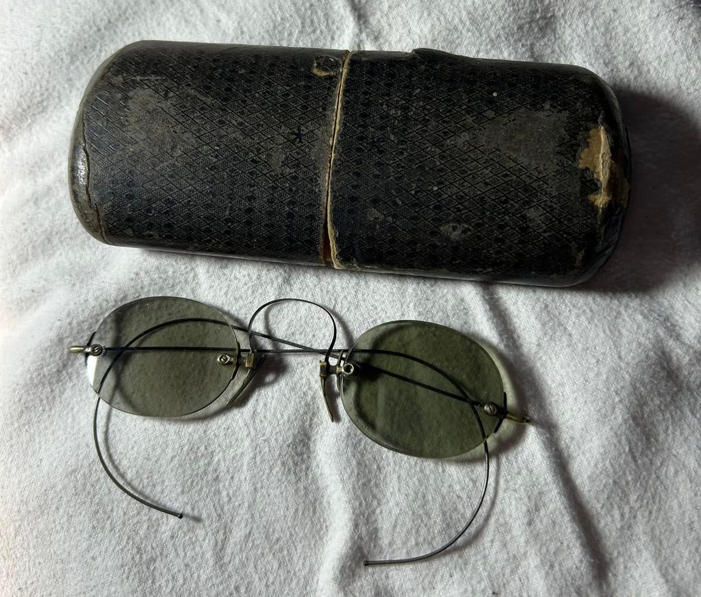 Antieke brillenkoker met antiek zonnebrilletje, Overige merken, Gebruikt, Ophalen of Verzenden, X