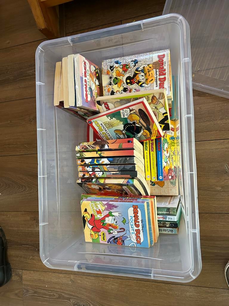 Plastic box met Donald Duck pocket boekjes gereserveerd, Meerdere stripboeken, Ophalen, Gelezen
