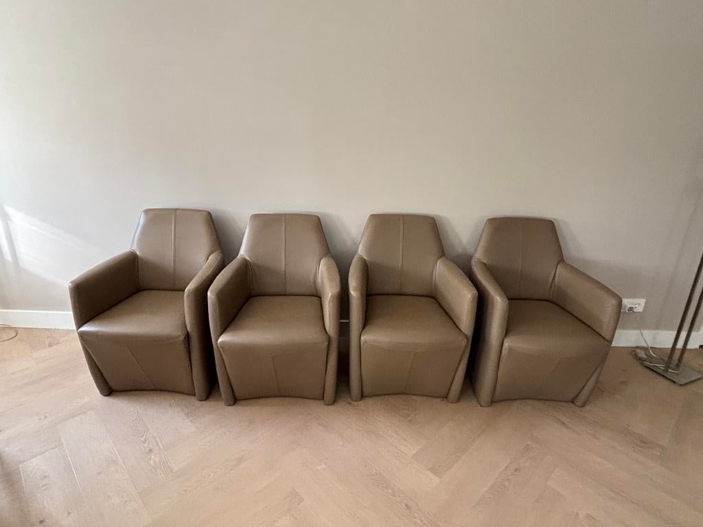 4 leren eetkamerstoelen bruin/taupe, Huis en Inrichting, Stoelen, Ophalen, Zo goed als nieuw, Bruin, Vijf, Zes of meer stoelen
