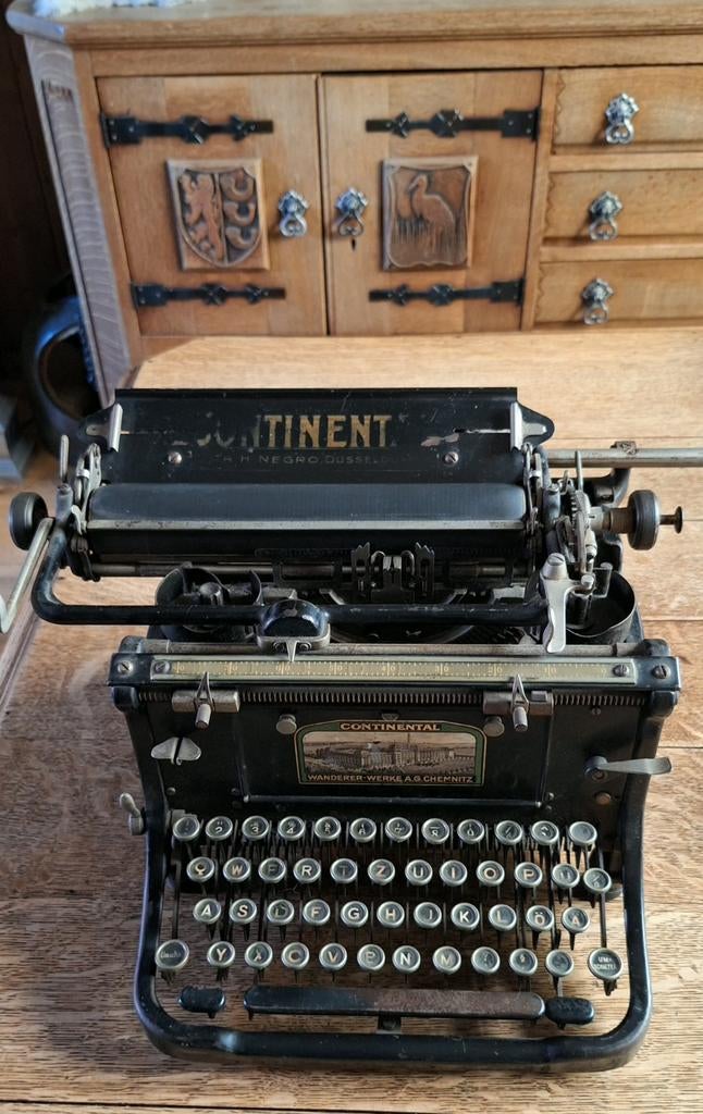 Te koop antieke typemachine, merk Continental, uit 1e WO, Ophalen