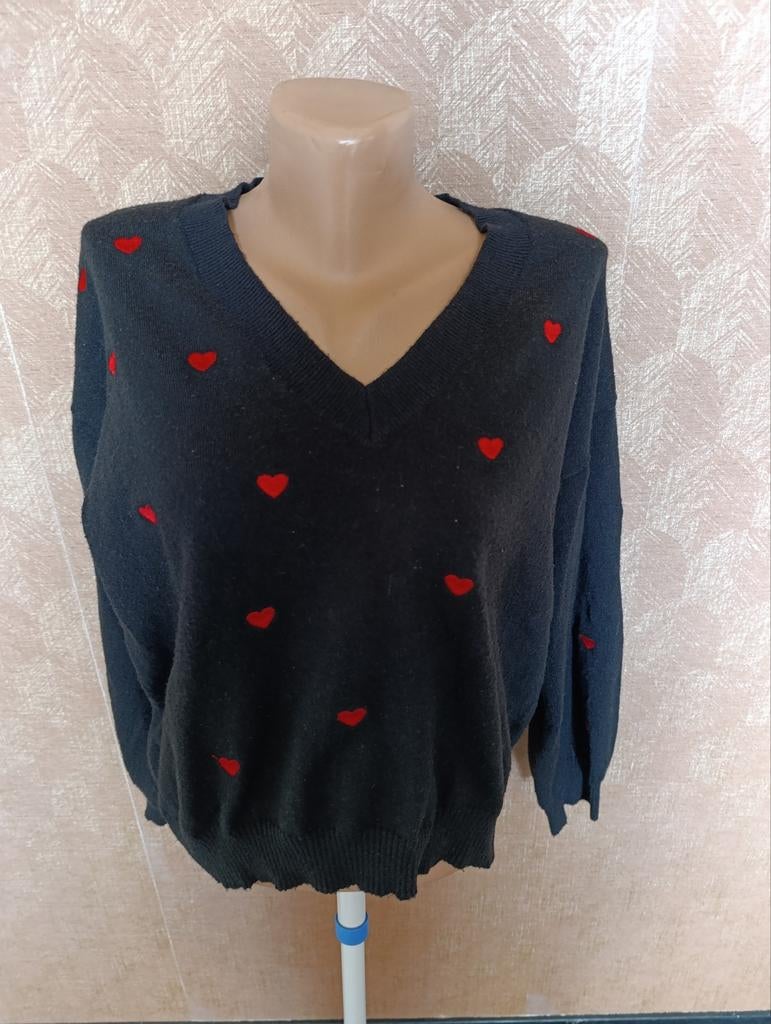 Zwarte V-hals trui met rode hartjes - Maat M, Kleding | Dames, Truien en Vesten, Ophalen of Verzenden, Zo goed als nieuw, Maat 38/40 (M)