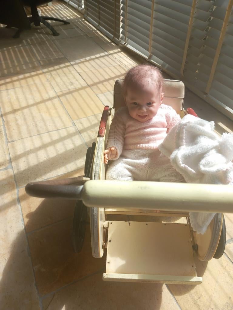 Oude poppenwagen met levensechte babypop., Antiek en Kunst, Antiek | Speelgoed, Ophalen