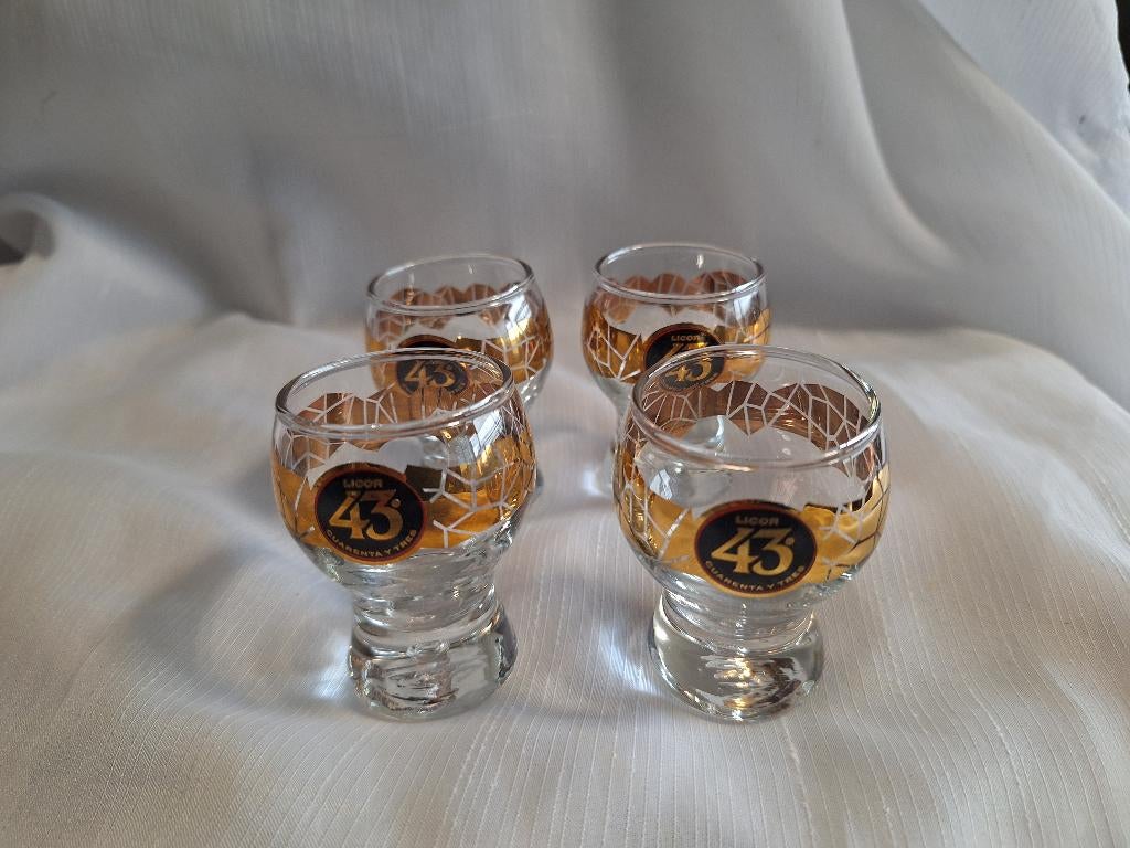 CUARENTA Y TRES LICOR 43 kleine glaasjes met gouden strip, Verzamelen, Glas en Borrelglaasjes, Ophalen of Verzenden, Zo goed als nieuw