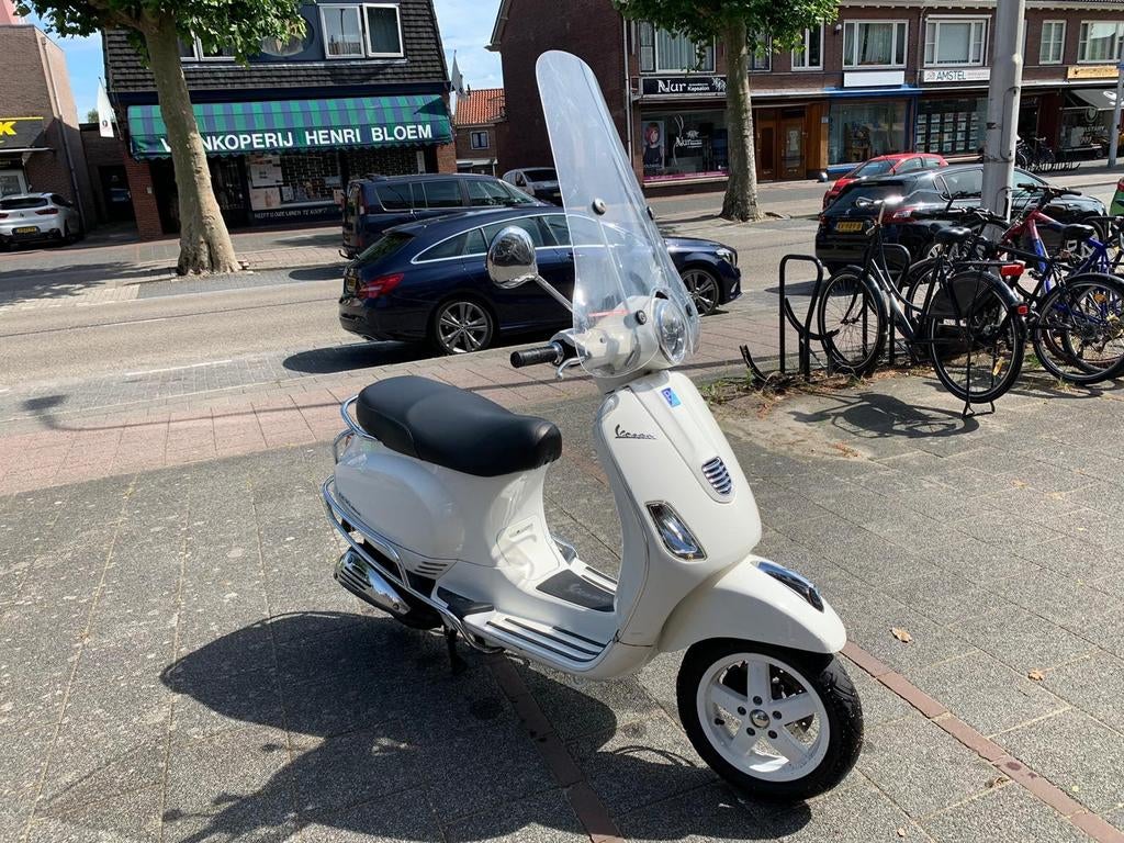 Vespa LX50 2014 + Accessoires (2 NIEUWE Helmen + Windscherm), Gebruikt, Ophalen of Verzenden, Benzine, Vespa