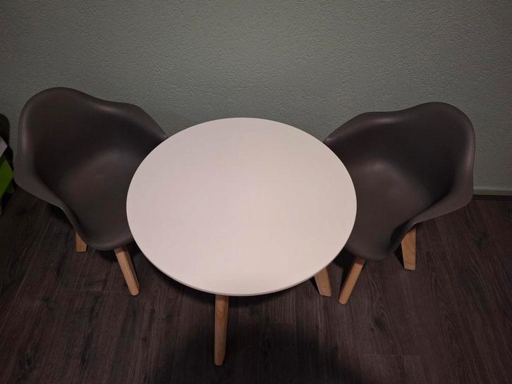 Quax kindertafel met 2 stoeltjes, Kinderen en Baby's, Kinderkamer | Tafels en Stoelen, Zo goed als nieuw, Tafel(s) en Stoel(en)