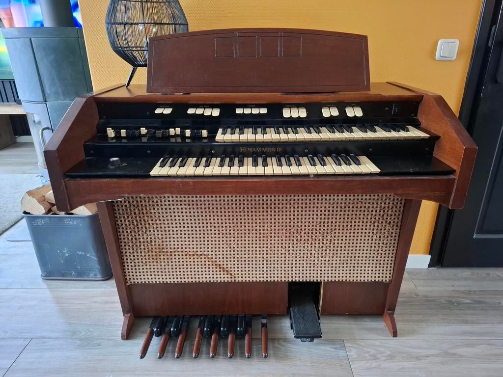Hammond orgel met twee klavieren en ingebouwde Leslie, Muziek en Instrumenten, Ophalen of Verzenden, Gebruikt, 2 klavieren