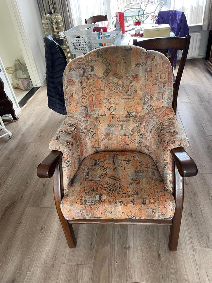 Comfortabele fauteuil met houten armleuningen, Huis en Inrichting, Fauteuils, Zo goed als nieuw, 50 tot 75 cm, 75 tot 100 cm, Ophalen of Verzenden