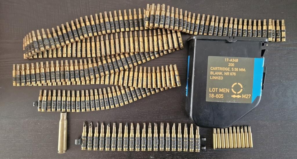 Kist en band 5,56 mm hulzen met wat extras, Verzamelen, Militaria | Algemeen, Ophalen of Verzenden, Landmacht, Nederland, Hulzen of Bodemvondsten